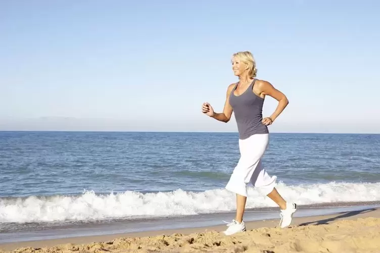 Μια ηλικιωμένη γυναίκα που κάνει τζόκινγκ για απώλεια βάρους και καλή καρδιακή λειτουργία
