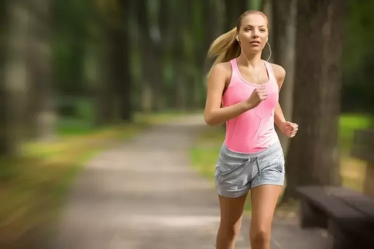 Το κορίτσι τρέχει για να χάσει βάρος