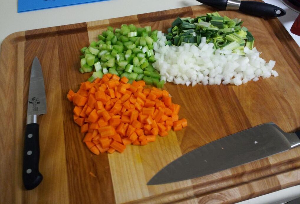 Για καλύτερη πέψη από το στομάχι, τα λαχανικά πρέπει να είναι ψιλοκομμένα. 